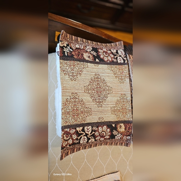 Chris Madden runner and 2 mats. - Picture 4 of 8